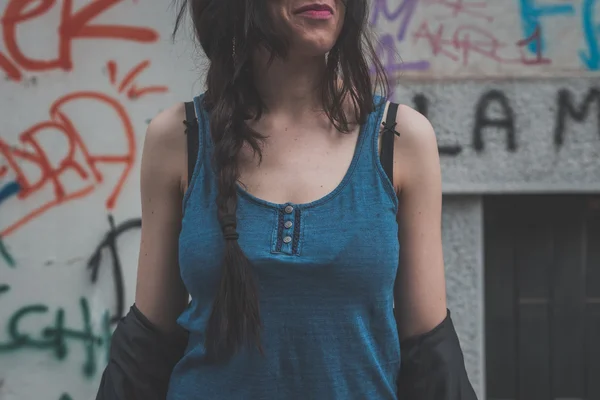 Detail of a girl posing in the city streets — Stock Photo, Image