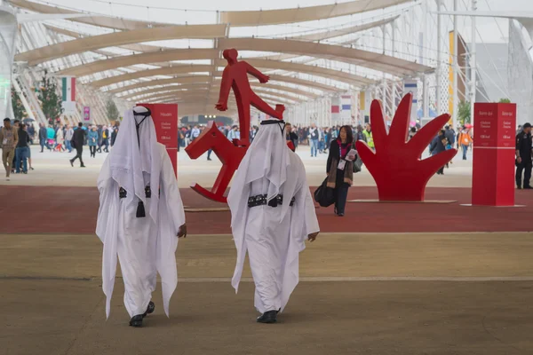 Pessoas que visitam a Expo 2015 em Milão, Itália — Fotografia de Stock