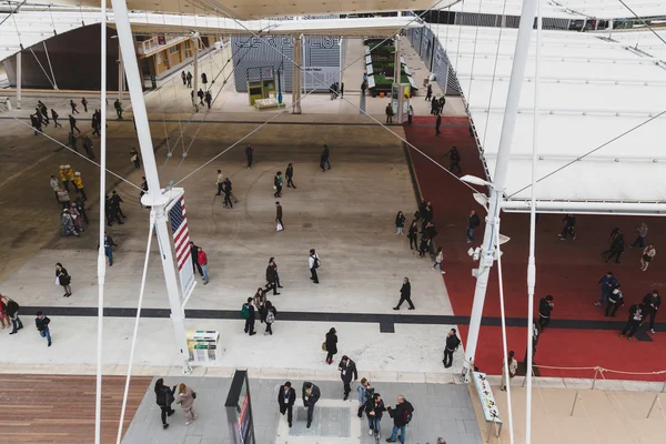 Persone in visita a Expo 2015 a Milano — Foto Stock