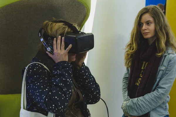Femeie cu cască de realitate virtuală la Expo 2015 din Milano, Italia — Fotografie, imagine de stoc