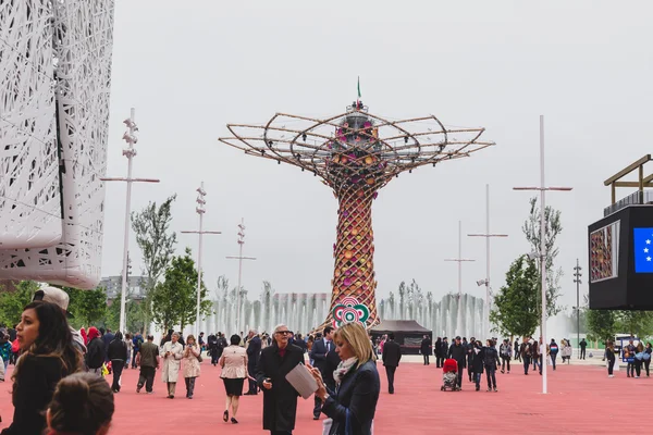 Personer som besöker expo 2015 i Milano, Italien — Stockfoto