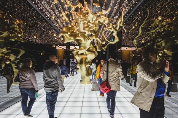 Personas que visitan el pabellón del vino en la Expo 2015 en Milán, Italia — Foto de Stock