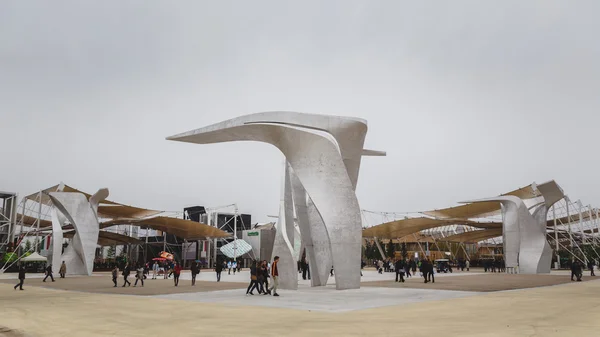 Pessoas que visitam a Expo 2015 em Milão, Itália — Fotografia de Stock