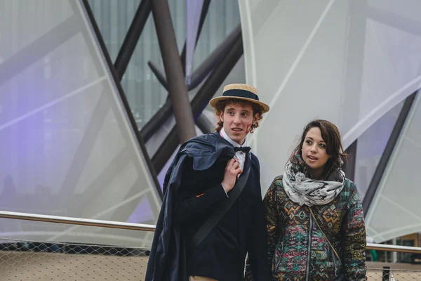 Pareja visitando Expo 2015 en Milán, Italia —  Fotos de Stock