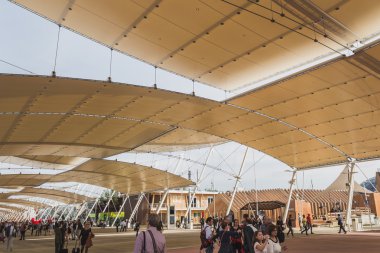 İnsanlar ziyaret Expo 2015 Mialn, İtalya