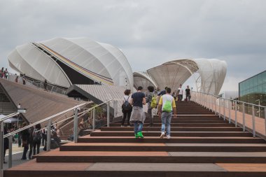 İnsanlar ziyaret Almanya Pavyonu, Expo 2015 Mialn, İtalya