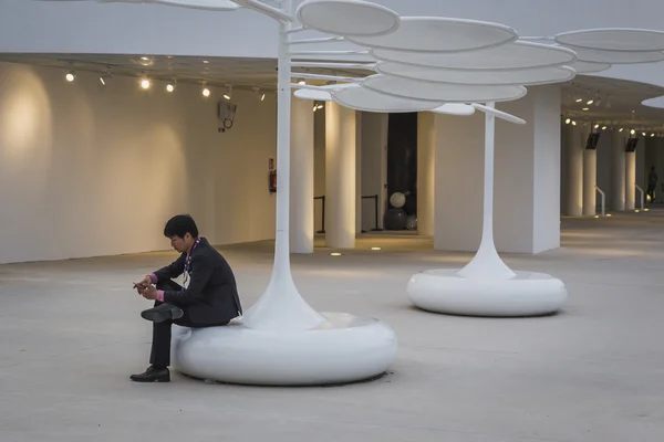 Man texting at Expo 2015 in Mialn, Italy — Stock Photo, Image