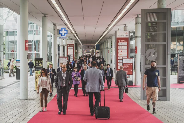 Orang yang mengunjungi Tuttofood 2015 di Milan, Italia — Stok Foto