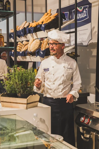 Cook lavora a Tuttofood 2015 a Milano — Foto Stock