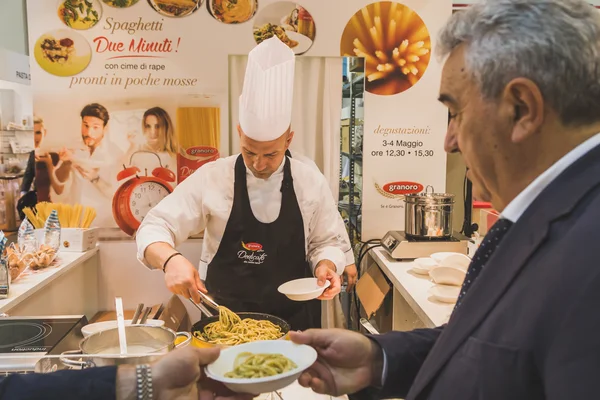 Cook working at Tuttofood 2015 in Milan, Italy — Stock Photo, Image