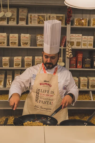 Cook working at Tuttofood 2015 in Milan, Italy — Stock Photo, Image