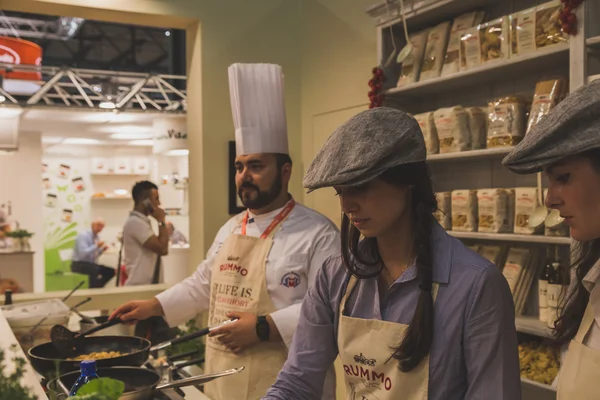 Cook working at Tuttofood 2015 in Milan, Italy — Stock Photo, Image