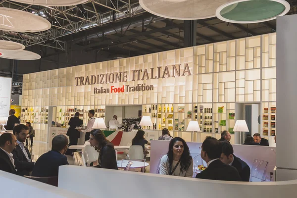 People visiting Tuttofood 2015 in Milan, Italy — Stock Photo, Image