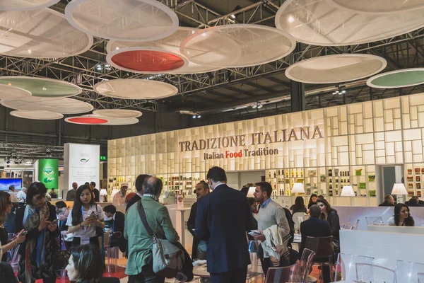 Personas que visitan Tuttofood 2015 en Milán, Italia — Foto de Stock