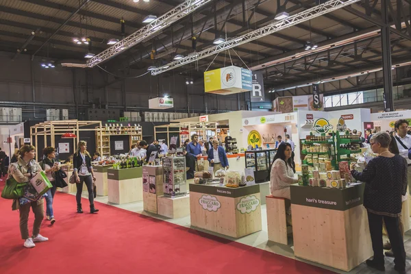 Persone in visita a Tuttofood 2015 a Milano — Foto Stock