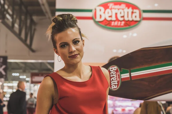 Красивая девушка на Tuttofood 2015 в Милане, Италия — стоковое фото