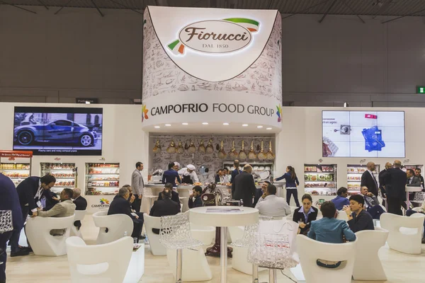 People visiting Tuttofood 2015 in Milan, Italy — Stock Photo, Image