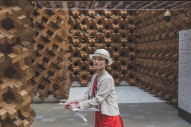 Kız dışarıda Japonya Pavyonu, Expo 2015, Milano, İtalya