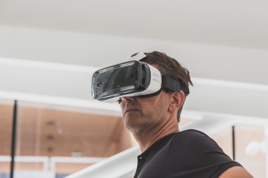Expo 2015 Milan, İtalya, 3D kulaklık çalışan insanlar