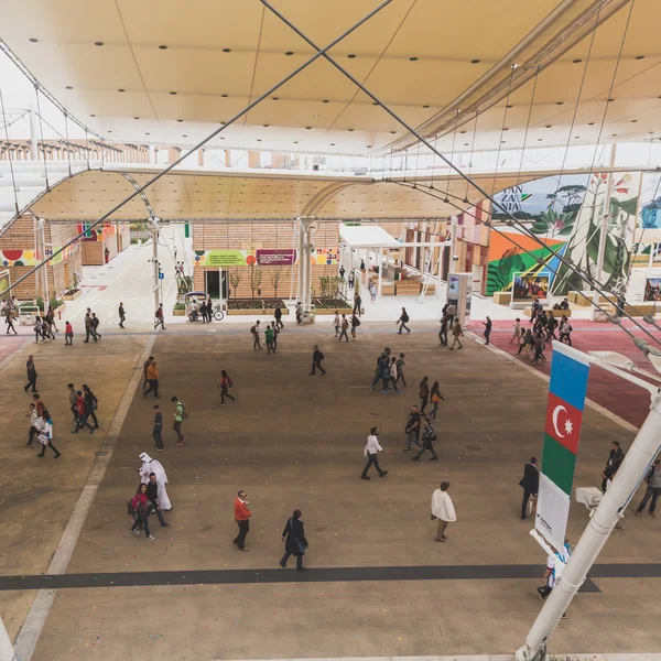 Pessoas que visitam a Expo 2015 em Milão, Itália — Fotografia de Stock