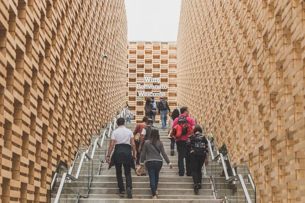 Personas que visitan el pabellón de Polonia en la Expo 2015 en Milán, Italia —  Fotos de Stock