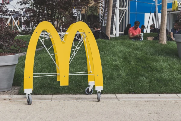 McDonald 's logo at Expo 2015 in Milan, Italy — стоковое фото