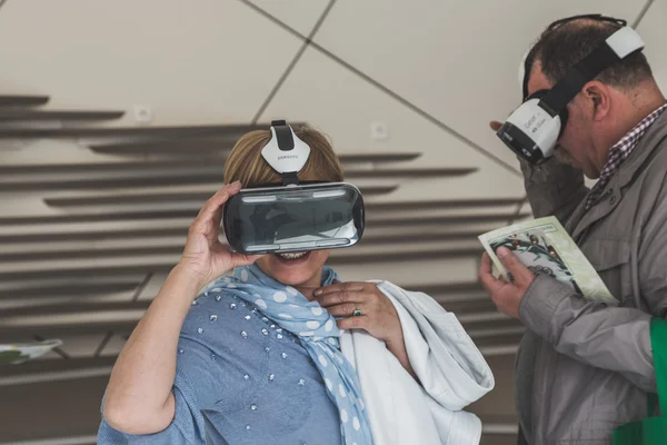 Menschen versuchen 3D-Headset auf der expo 2015 in Mailand, Italien — Stockfoto