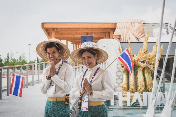 Tayland paavilion Expo 2015 Milan, İtalya, dışarıdaki insanlar — Stok fotoğraf