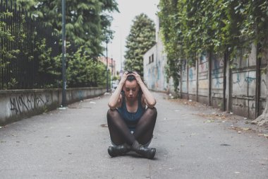 Güzel kız şehir sokaklarda poz