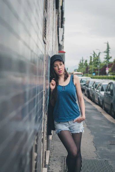 Mooi meisje poseren in de straten van de stad — Stockfoto