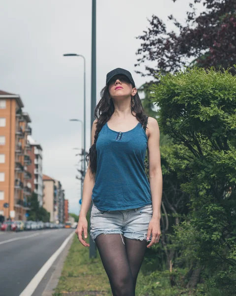 Beautiful girl posing in the city streets — Stock Photo, Image