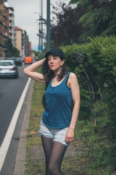 Beautiful girl posing in the city streets — Stock Photo, Image