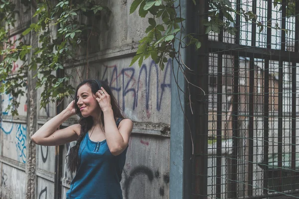 Beautiful girl posing in the city streets — Stock Photo, Image