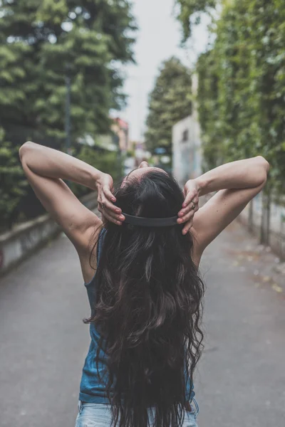 Belle fille posant dans les rues de la ville — Photo