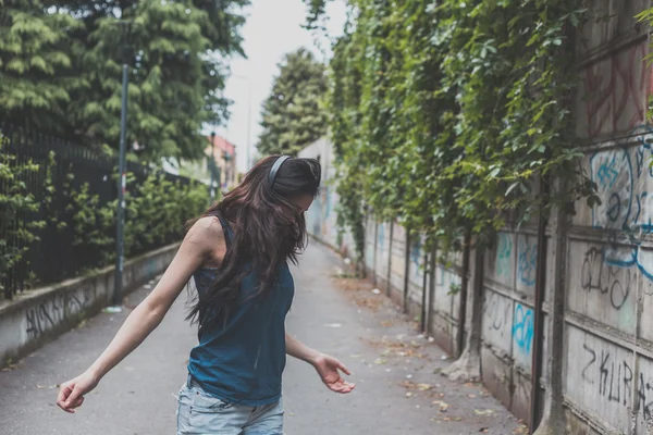 摆在城市街道上的漂亮女孩 — 图库照片