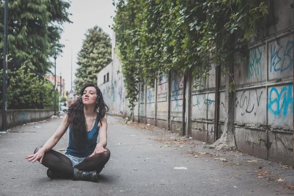 Belle fille posant dans les rues de la ville — Photo