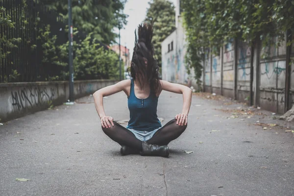 Bella ragazza in posa nelle strade della città — Foto Stock