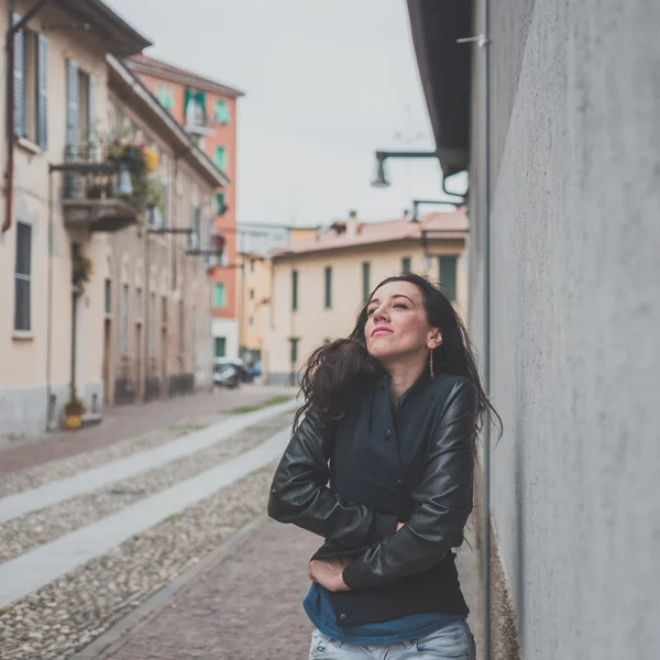 Bella ragazza in posa nelle strade della città — Foto Stock