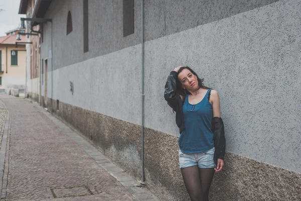 Schöne Mädchen posiert in den Straßen der Stadt — Stockfoto