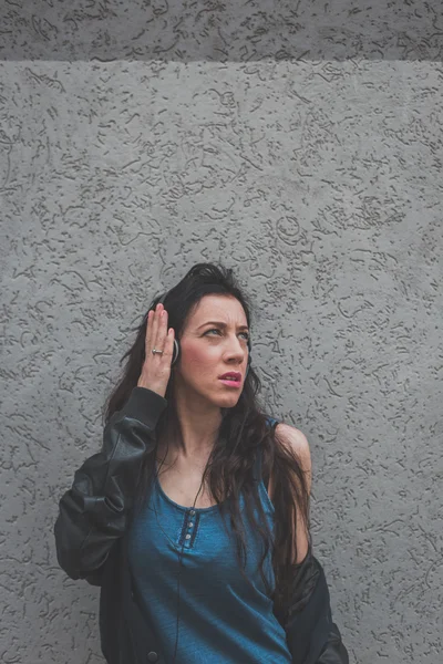 Menina bonita posando nas ruas da cidade — Fotografia de Stock