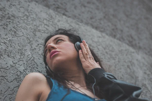 Menina bonita posando nas ruas da cidade — Fotografia de Stock