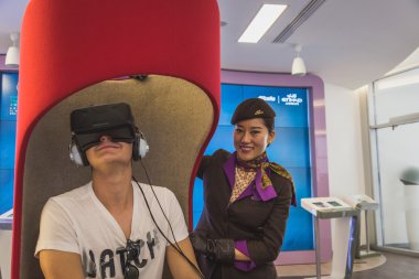 Expo 2015 Milan, İtalya, 3D kulaklık çalışan adam