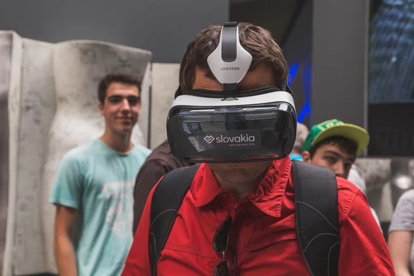 Mann versucht 3D-Headset auf der expo 2015 in Mailand, Italien — Stockfoto