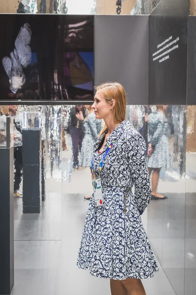 Девушка, работающая на выставке Expo 2015 в Милане, Италия — стоковое фото