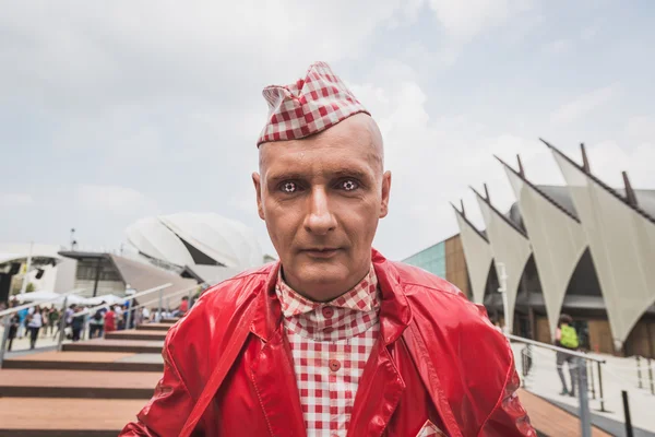 Ausgeflippter mann vor dem deutschen pavillon auf der expo 2015 in milan, ita — Stockfoto