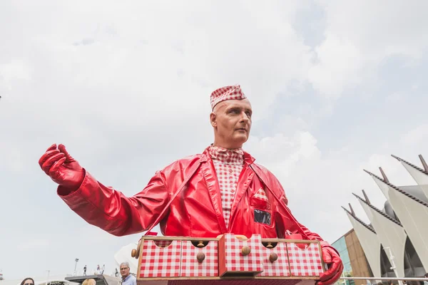 Homme bizarre devant le pavillon Germani à l'Expo 2015 à Milan, Ita — Photo