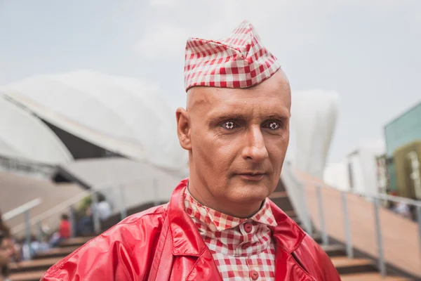 Ausgeflippter mann vor dem deutschen pavillon auf der expo 2015 in milan, ita — Stockfoto