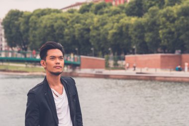 Yakışıklı Asya model tarafından yapay bir havza poz