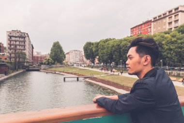 Yakışıklı Asya model tarafından yapay bir havza poz