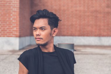 Yakışıklı Asya model şehir sokaklarını poz